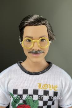 Mattel - Barbie - Fashion Pack - Ken Doll Clothes with Graphic T-Shirt, Purple Shorts and Eyeglasses - Outfit